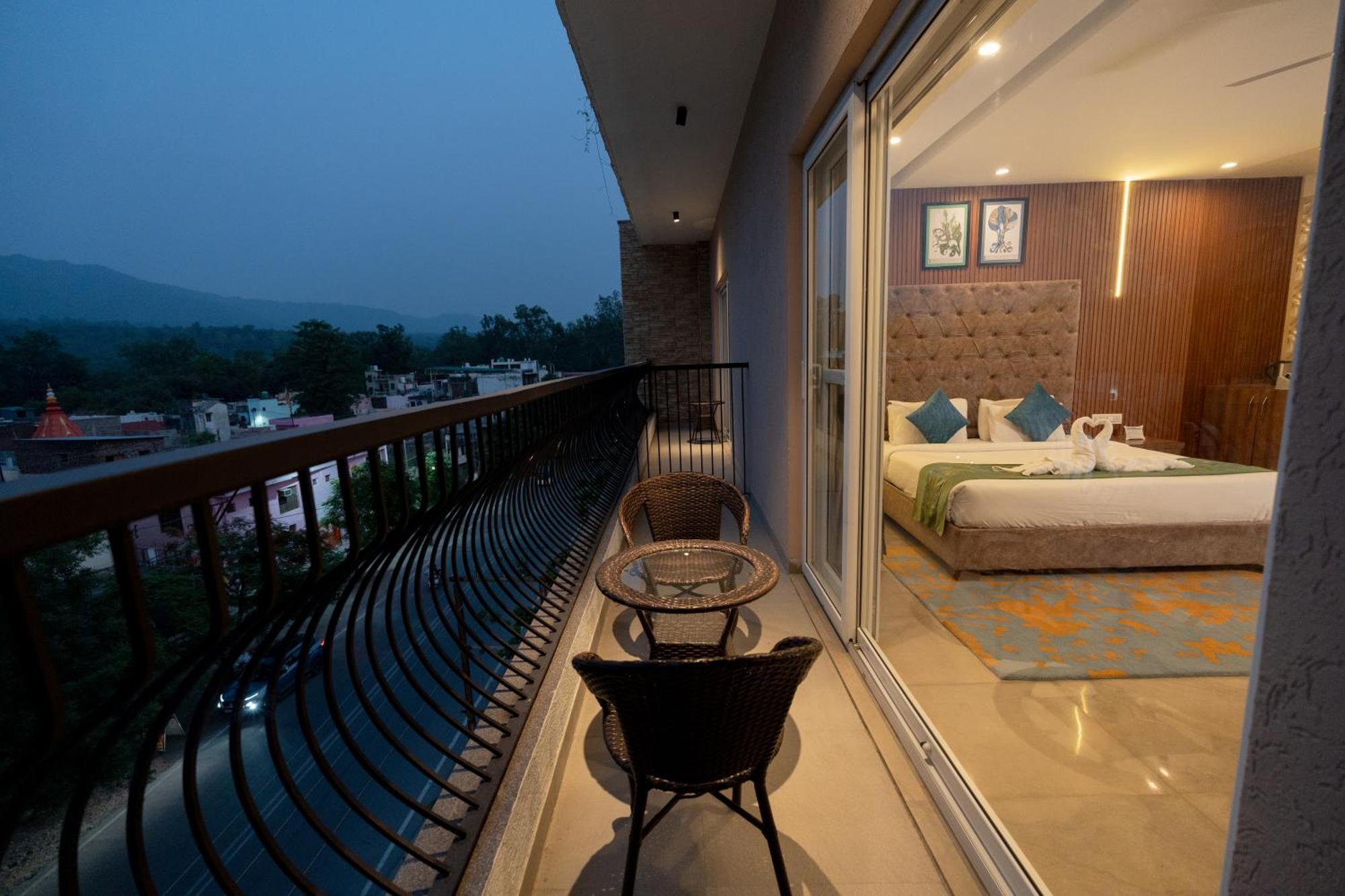 Holywater Hotel By Ganga Kinare #150 Mts From Ganga Ghat Рішикеш Екстер'єр фото